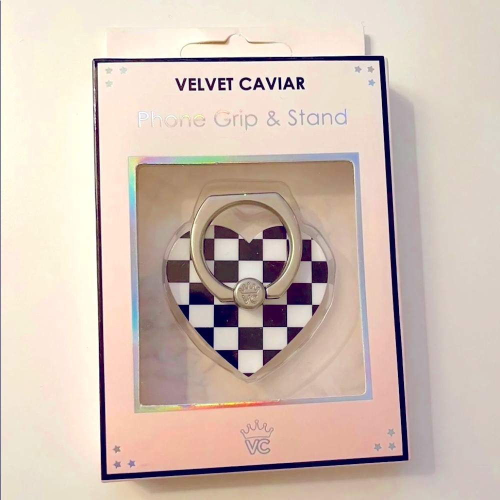 Velvet Caviar Black Checkered Heart Phone Grip